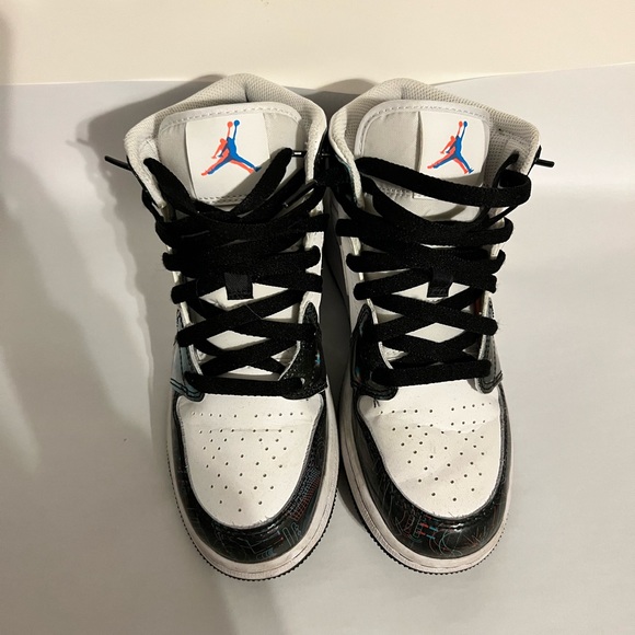 BLACK/GYM RED-PARTICLE GREY AIR JORDAN 1 MID (GS) - Picture 3 of 11